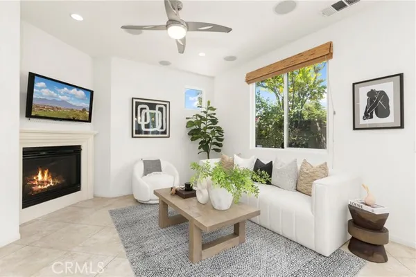 223 W SPARKLEBERRY AVE