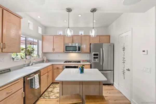 221 DONAX AVE 4