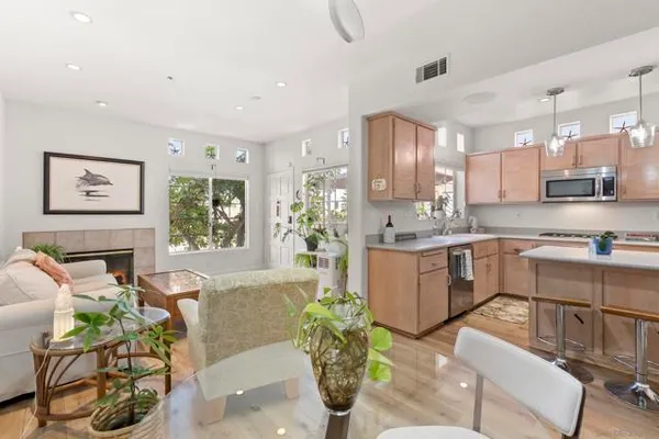 221 DONAX AVE 4