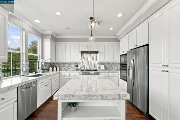 6122 ASHWELL WAY