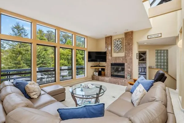103 DUNSMUIR CT