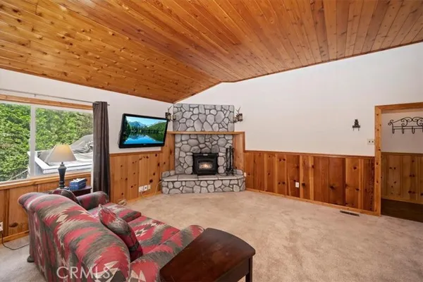 932 CEDAR DR