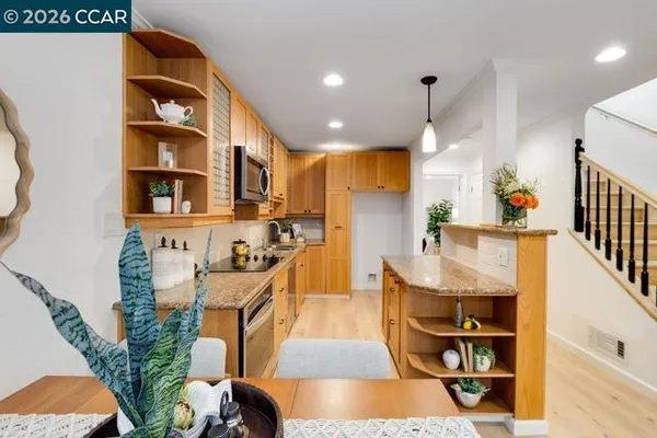 1470 CREEKSIDE DR 18