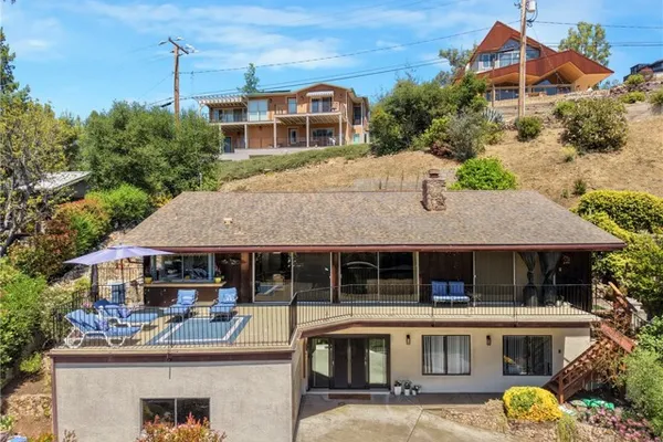 2232 LAKESHORE DR