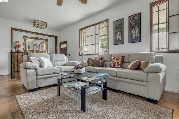 713 FALCON DR