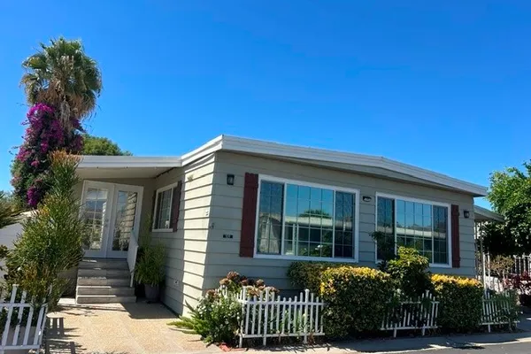 8811 CANOGA AVE SPC 109