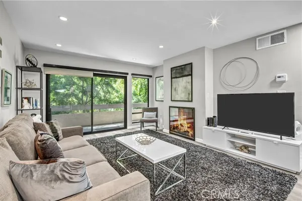 950 N KINGS RD 103