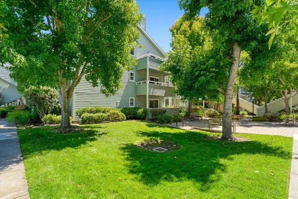 41 GRANDVIEW ST 1203