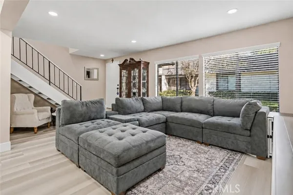 739 KNOLLWOOD LN