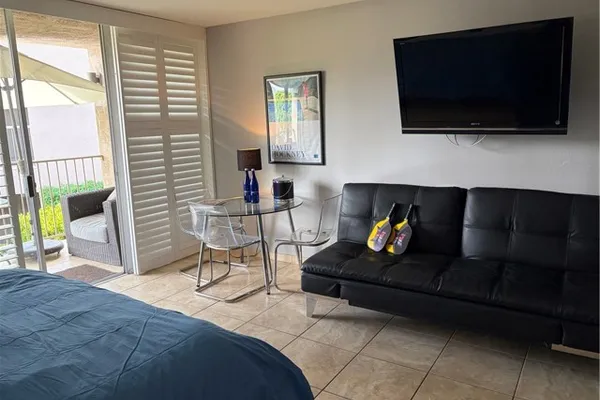 203 FAIRWAY DR 203