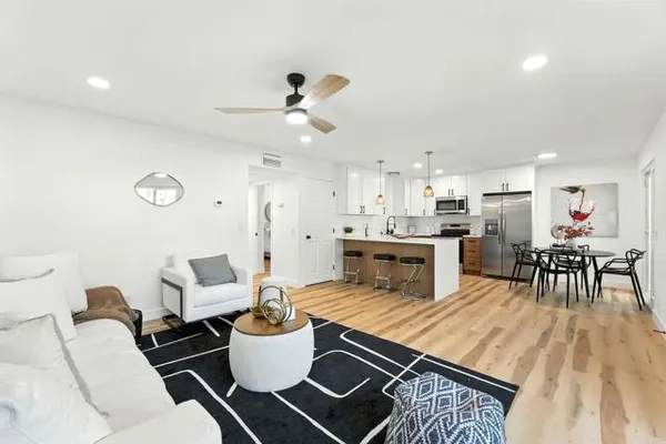 1817 E GRAND AVE 77