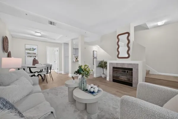 379 DUNSMUIR TER 3