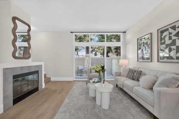379 DUNSMUIR TER 3
