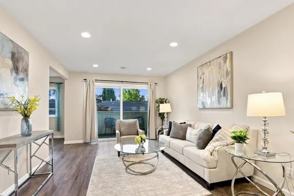 7100 RAINBOW DR 33