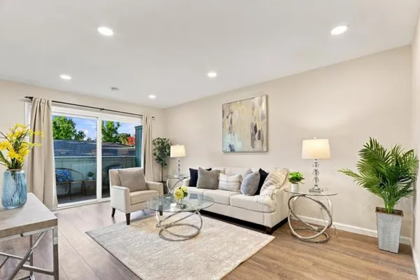 7100 RAINBOW DR 33