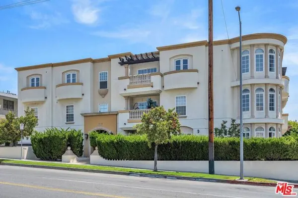 4832 WHITSETT AVE 202