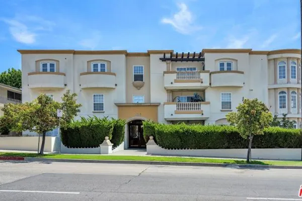 4832 WHITSETT AVE 202