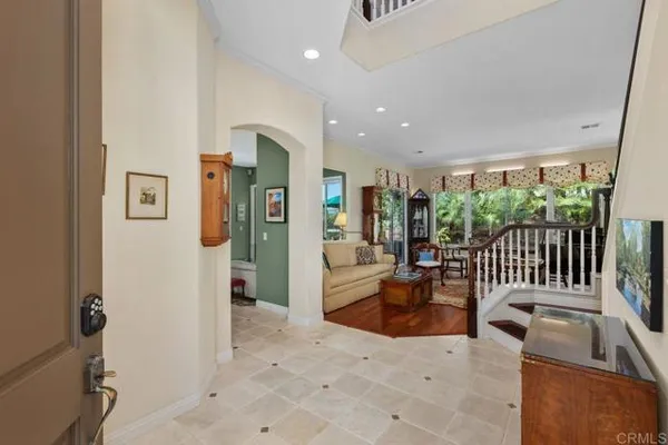1689 ROBIN PL