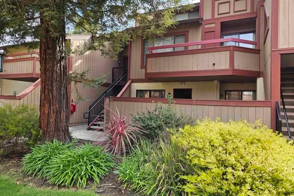 247 E WARREN CMN