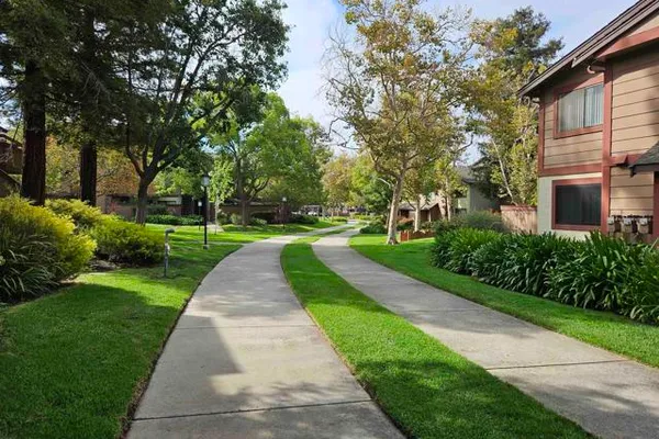247 E WARREN CMN
