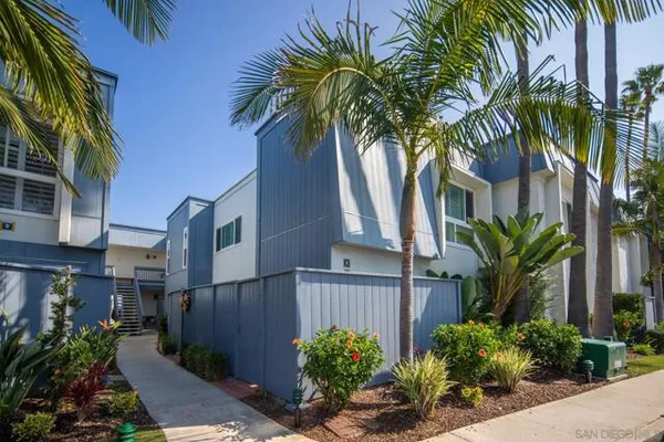 8 ANTIGUA CT