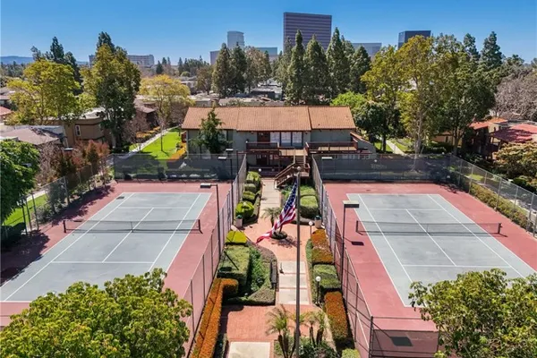 1040 W MACARTHUR BLVD 21