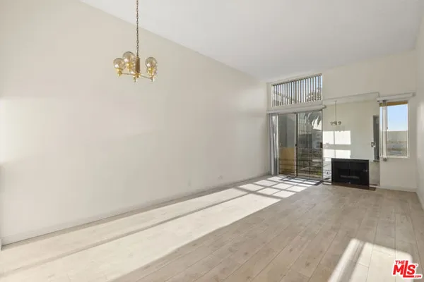 112 N HAMILTON DR 305