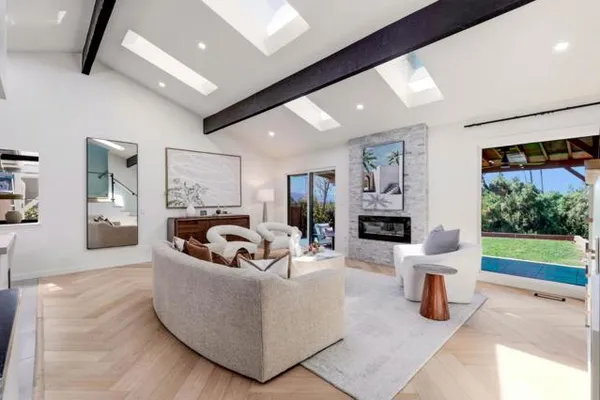 1141 COLONIAL LN