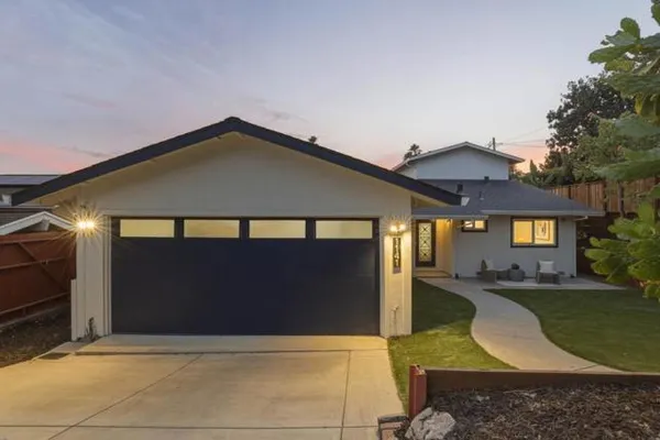 1141 COLONIAL LN