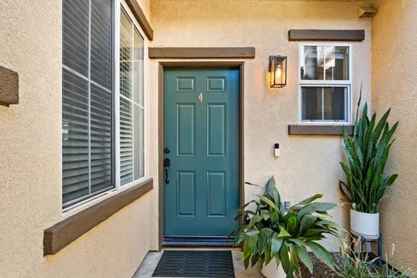 625 SUMNER WAY 4