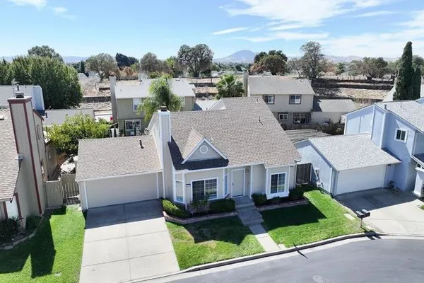 833 OAKWOOD WAY