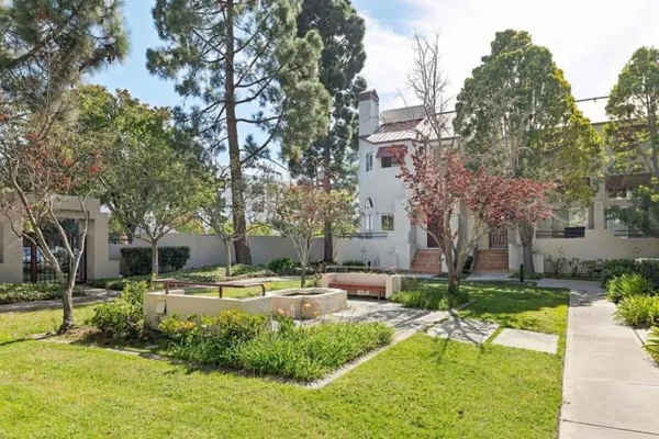 50 E COURT LN
