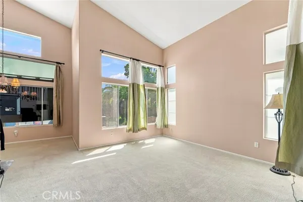 637 AVONDALE DR