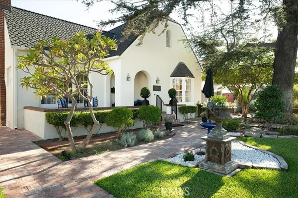 2422 N HELIOTROPE DR