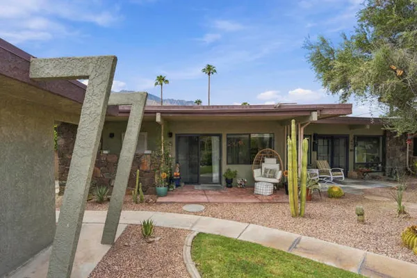 1815 E TACHEVAH DR