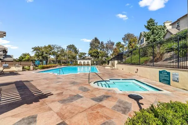 1333 BURGUNDY DR