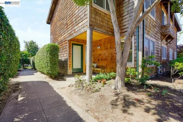 204 CENTRE CT