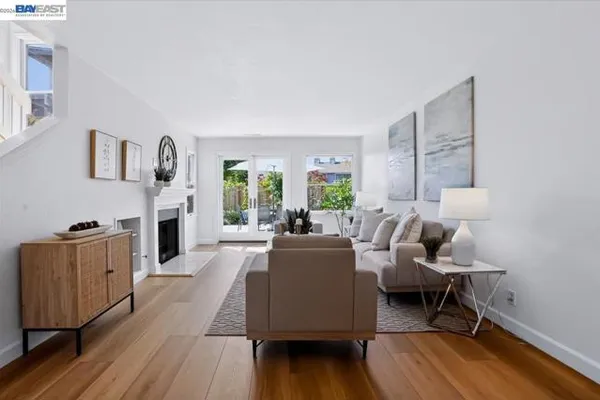 204 CENTRE CT