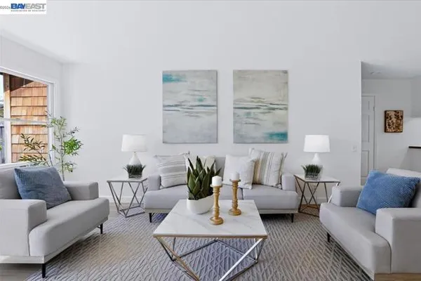 204 CENTRE CT