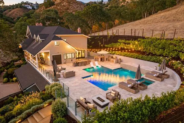 330 TWIN PEAKS LN