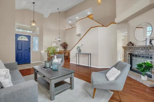 825 FOXWOOD DR