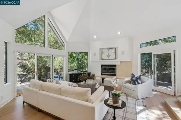 11 REDWOOD CIR