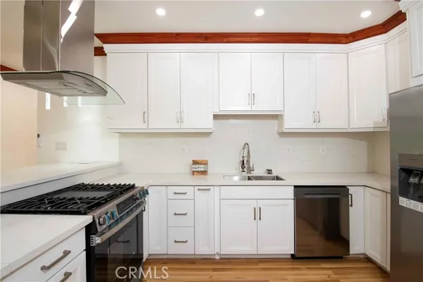 1330 W 48TH ST