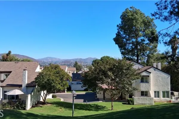 1437 ROBIN LN