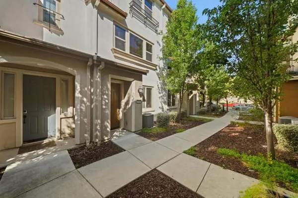2712 FERRARA CIR