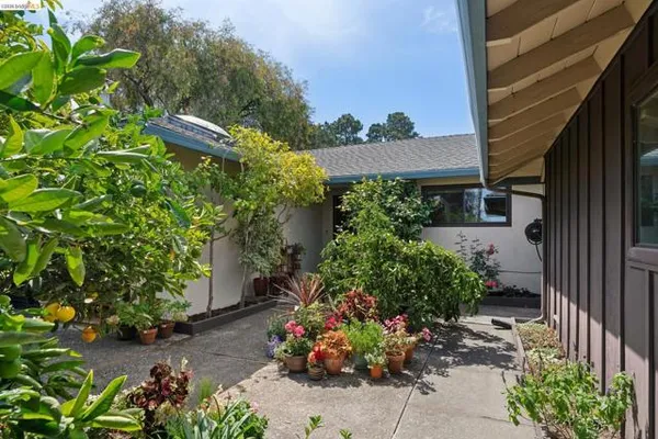 904 VIEW DR