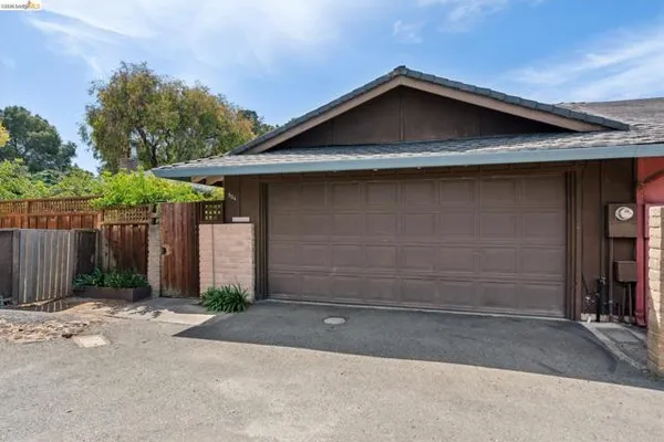 904 VIEW DR