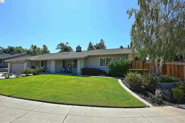 1147 LOMITAS AVE