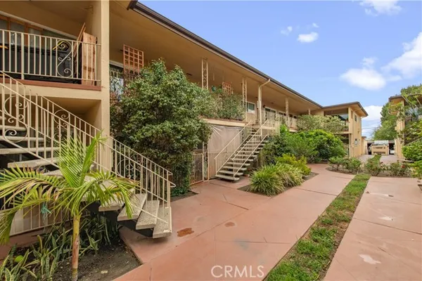 1122 W HUNTINGTON DR 9