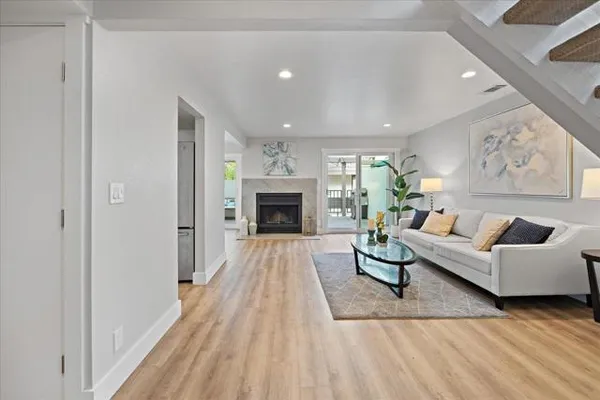 48 MOZDEN LN